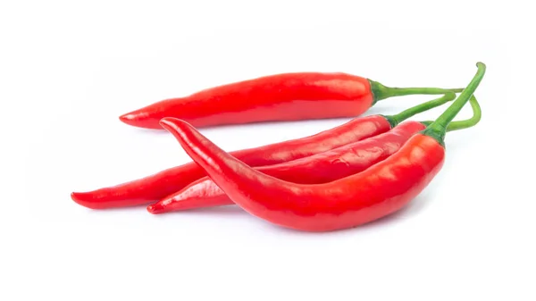 Zbliżenie czerwone papryczki chili z pokrojoną na białym tle, pojęcie składnik surowego żywności — Zdjęcie stockowe