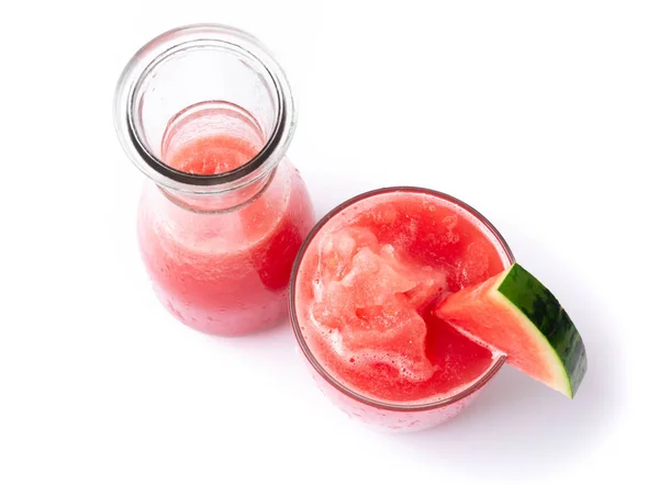 Vértes friss víz melon turmix üveg fehér háttér, gyümölcs ital egészséges koncepció, szelektív összpontosít — Stock Fotó
