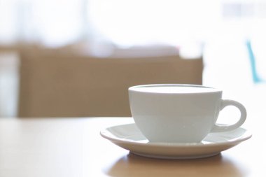 Closeup latte sanat kahve kalp şeklinde için beyaz fincan dinlenmek zaman ve tatil kavramı, seçici ve yumuşak odak