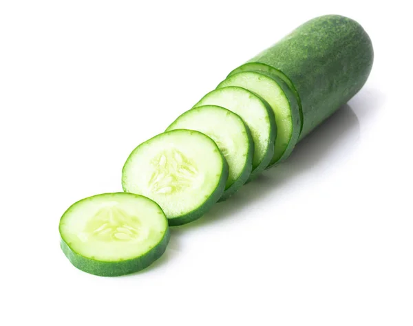 Closeup pepino fatiado em fundo branco, conceito de alimentos e vegetais — Fotografia de Stock