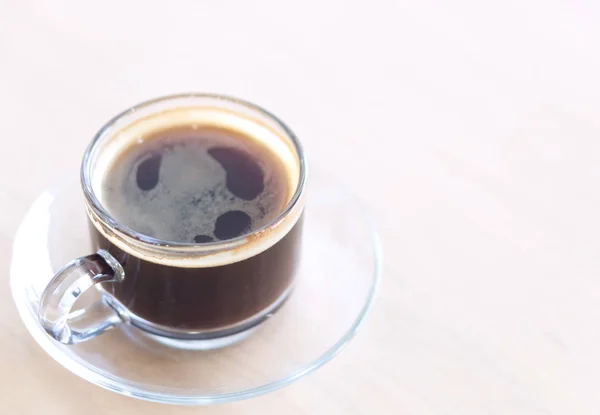 Szklanka gorącej kawy Americano na drewnianym stole, selektywna ostrość, Vintage Tone — Zdjęcie stockowe