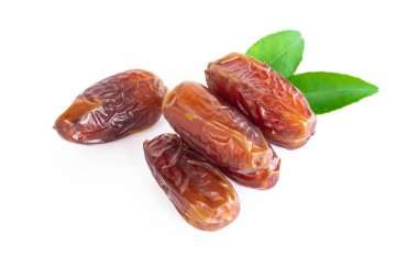 Beyaz siyah zeminde izole edilmiş hurma, sağlıklı yiyecek konsepti