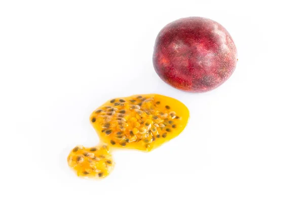 新鮮なパッションフルーツの種子は、白の背景に分離、食品健康コンセプト — ストック写真
