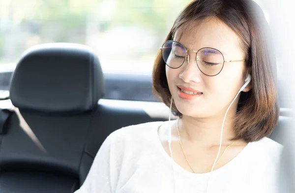 Närbild asiatisk kvinna med digital tablett i en bil med glad ansikte — Stockfoto