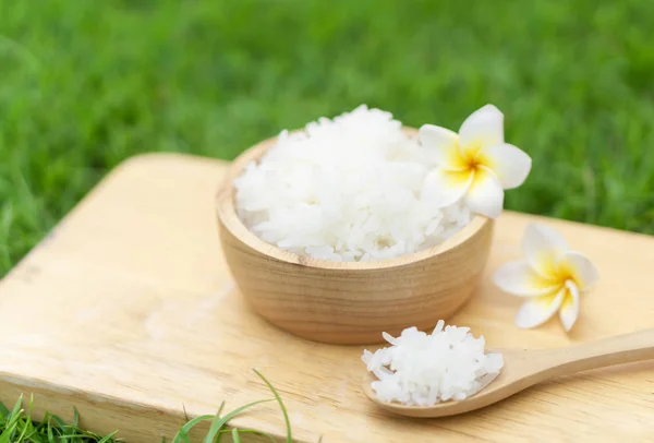 Cerca de arroz blanco en un tazón de madera con fondo de naturaleza verde, comida saludable, enfoque selectivo — Foto de Stock
