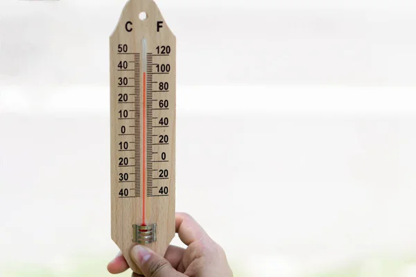 Handhaltethermometer mit heißer Temperatur aus nächster Nähe — Stockfoto