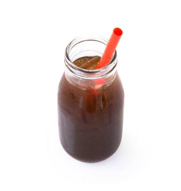 Beyaz arka planda izole edilmiş cam şişedeki Americano buzu.