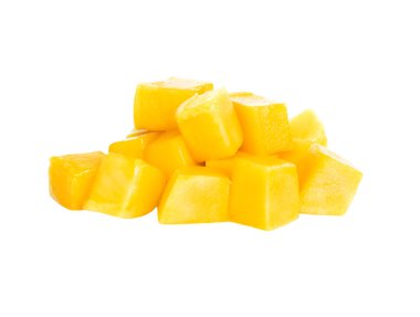 Yakın çekim olgun mango tropikal meyvesi beyaz arka planda izole edilmiş dilimle