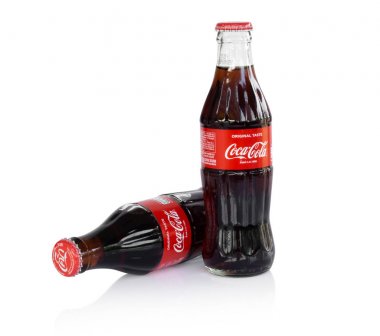 Sakon Nakhon, Tayland - 21 Nisan 2019. Beyaz arka planda izole Coca-Cola cam şişe