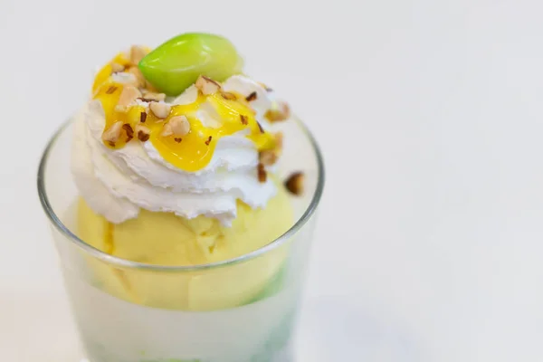 Glaasje mango-ijs met een witte achtergrond, kopieer ruimte — Stockfoto