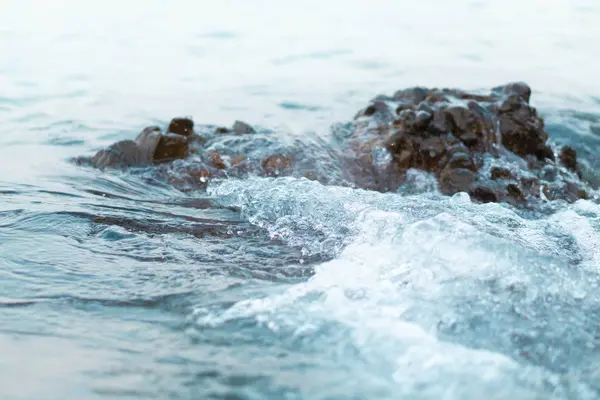 海浪冲破岩石海滩，假日和放松的时间概念，有选择的焦点 — 图库照片