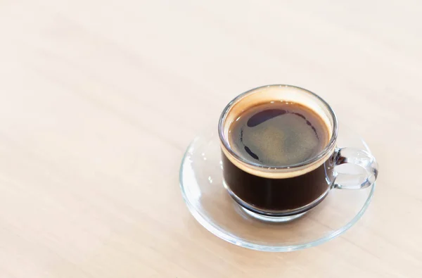 Szklanka gorącej kawy Americano na drewnianym stole, selektywna ostrość, Vintage Tone — Zdjęcie stockowe