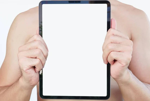 Primer plano hombre mano celebración tableta digital con pantalla blanca para texto o concepto de concepto de publicidad de productos — Foto de Stock