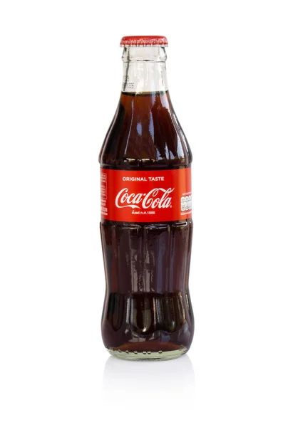 泰国萨肯那空 - 2019年4月21日。玻璃瓶可口可乐隔离在白色背景 — 图库照片