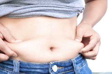 Karın yüzeyine yakın el ele tutuşan şişman kadın, sağlıklı bakım ve güzellik konsepti 