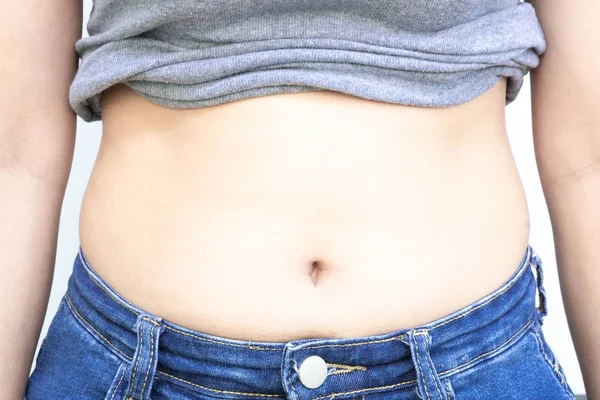 Fechar a superfície abdominal mulher gorda, cuidados saudáveis e conceito de beleza — Fotografia de Stock