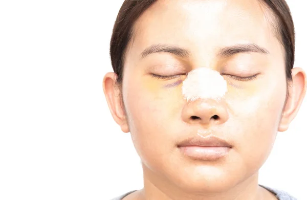 Крупним планом обличчя азіатки з операцією на пластмасі носа для краси та косметичної обрешітки, білий фон — стокове фото