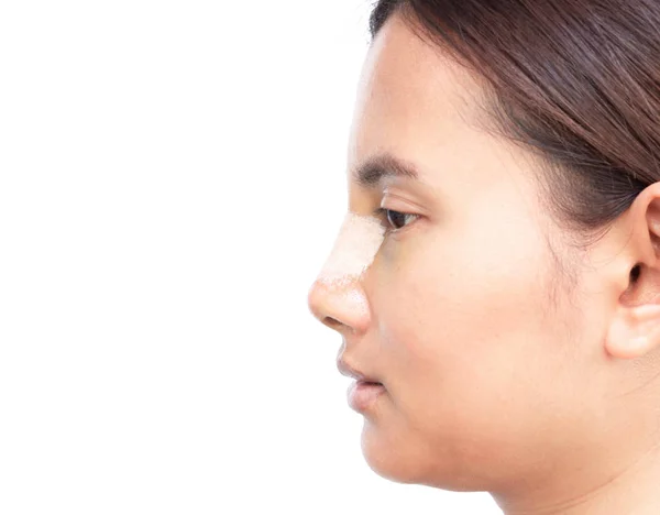 Крупним планом обличчя азіатки з операцією на пластмасі носа для краси та косметичної обрешітки, білий фон — стокове фото