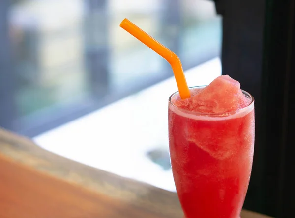 Nahaufnahme Wassermelonen-Smoothie auf Holztisch, selektiver Fokus — Stockfoto