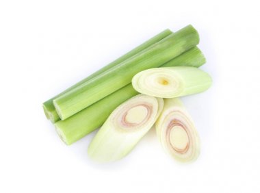 Beyaz arka planda dilimlenmiş limon otu, bitki ve tıbbi konsept