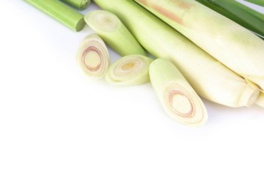 Beyaz arka planda dilimlenmiş limon otu, bitki ve tıbbi konsept