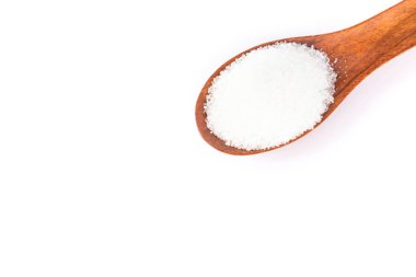 Beyaz arka plan üzerinde ahşap kaşık monosodyum glutamat, gıda madde