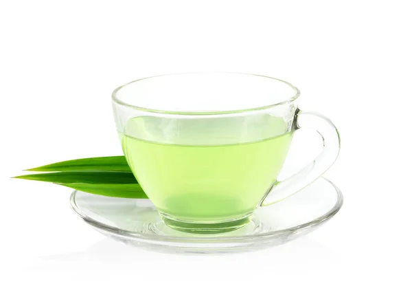 Склянка соку пандану з зеленим листям ізольовано на білому тлі — стокове фото