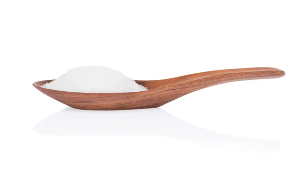 Glutamato monosódico en cuchara de madera sobre fondo blanco, ingrediente alimentario — Foto de Stock