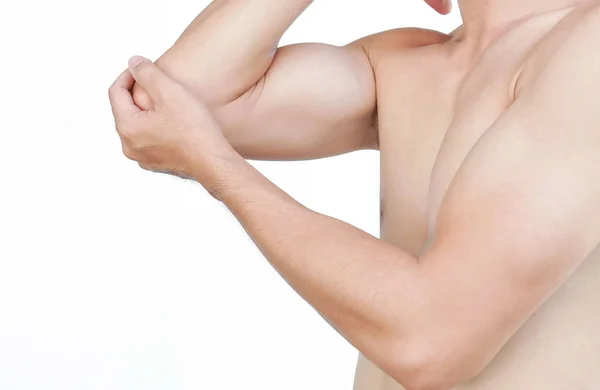 백색 배경에 통증이 있는 팔꿈치를 들고 있는 클로즈업 맨 손, 건강 관리 및 의료 개념 — 스톡 사진