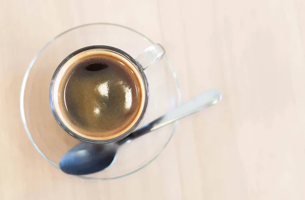 Closeup vidro de café americano quente na mesa de madeira, foco seletivo, tom vintage — Fotografia de Stock