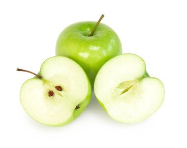 Beyaz arka planda dilimlenmiş yeşil elma, sağlıklı beslenme konsepti için meyve.