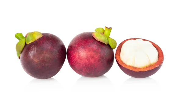 Frutas frescas de mangostão isoladas sobre fundo branco — Fotografia de Stock