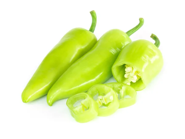 Zbliżenie zielonej papryczki chili z plasterkach na białym tle, pojęcie składnik surowego żywności — Zdjęcie stockowe