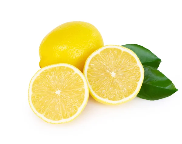 Closeup friss citromos gyümölcs szelet zöld levél izolált fehér háttér, az élelmiszer-és az egészséges koncepció — Stock Fotó