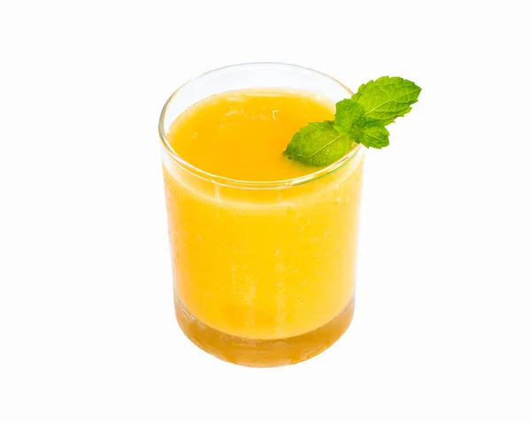 Szekrény üveg mangó gyümölcslé izolált fehér alapon — Stock Fotó