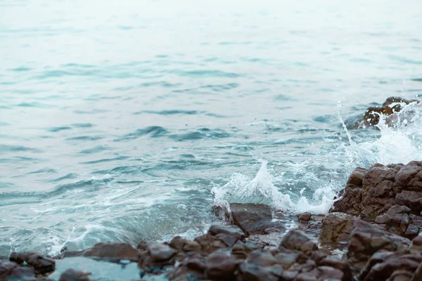 海浪冲破岩石海滩，假日和放松的时间概念，有选择的焦点 — 图库照片