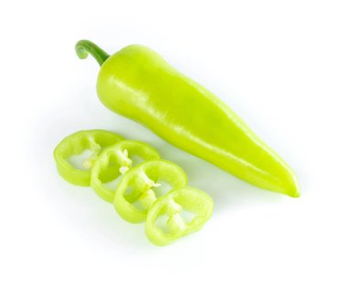 Beyaz arka plan üzerinde çiğ gıda madde kavramı ile tatlı yeşil biber biber dilimlenmiş