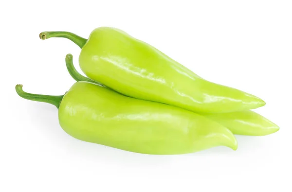 Peperoncino verde primo piano su sfondo bianco, concetto di ingrediente alimentare crudo — Foto Stock
