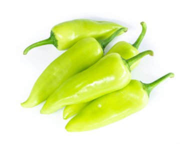 Closeup üst görünümü beyaz arka plan yeşil biber, çiğ gıda madde kavramı