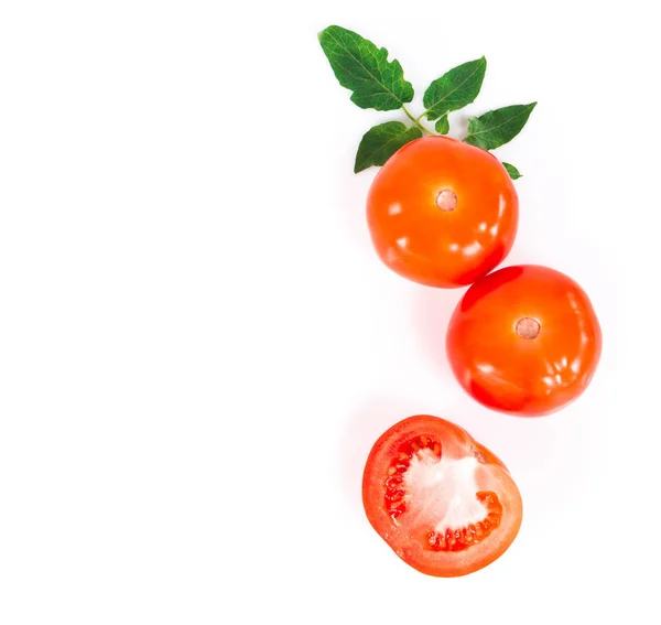 Свежие томаты изолированы на белом фоне, Сырая пища — стоковое фото