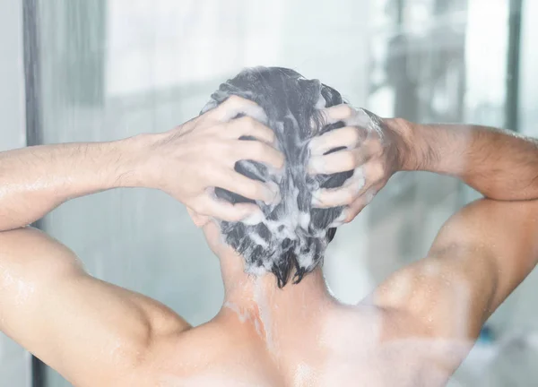 Vértes fiatalember mosás haját a samponnal a fürdőszobában, Vintage Tone, szelektív fókusz — Stock Fotó