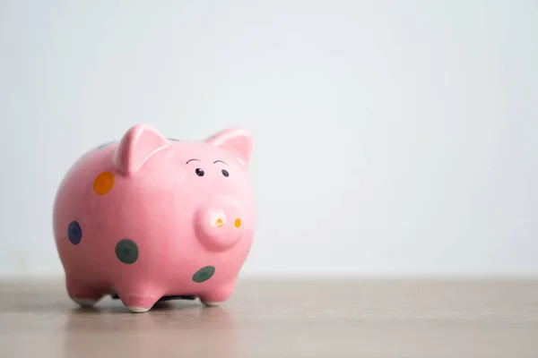 Hucha de cerámica rosa sobre fondo blanco, ahorrando concepto de dinero — Foto de Stock