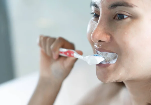 Banyoda dişlerini fırçalayan kadın, sağlık hizmeti konsepti. — Stok fotoğraf