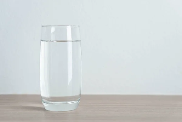 Primo piano vetro di acqua dolce sul tavolo di legno, concetto di assistenza sanitaria — Foto Stock