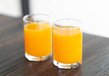 Ahşap masada portakal suyu, sağlıklı konsept için iç, seçici odaklanma