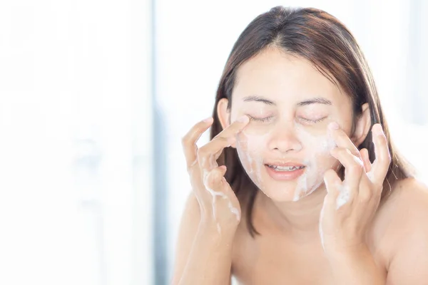 Close up Frau Blick Reflexion im Spiegel zum Waschen des Gesichts mit Schaum im Badezimmer, Gesundheitswesen und Schönheitskonzept — Stockfoto