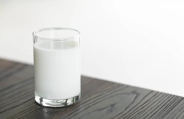木製テーブルのミルクのガラスをクローズアップ, 選択的な焦点 — ストック写真