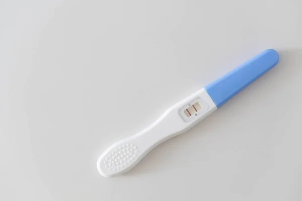白いセラミックの背景、ヘルスケアと医療概念の妊娠テスト — ストック写真