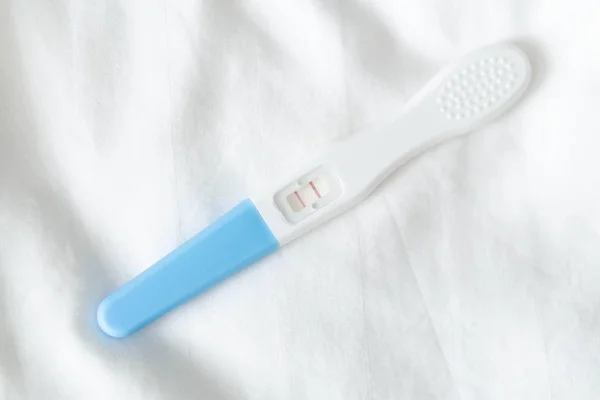 白背景・保健・医療の概念に妊娠テスト — ストック写真