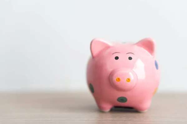 Hucha de cerámica rosa sobre fondo blanco, ahorrando concepto de dinero — Foto de Stock